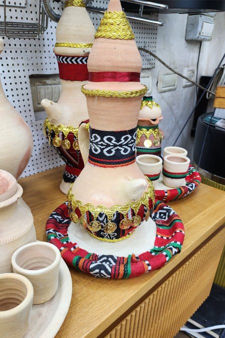 دلّة فخارية تراثية كبيرة مزخرفة بالقماش الفلسطيني الذهبي